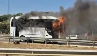 Seyir halindeki midibüs alev alev yandı