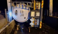 Tanker gişelere çarpıp devrildi: 1 yaralı