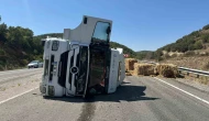 Çorum’da balya yüklü tır devrildi: 1 yaralı