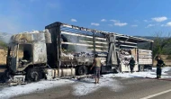 D100’de seyir halindeki tır alev alev yandı