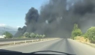 Depoda çıkan yangında gökyüzünü siyah dumanlar kapladı