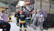 Fabrikada palet makinesine sıkışan işçi ağır yaralandı