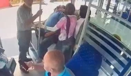 Halk otobüsünde fenalaşan yolcuya otobüste müdahale