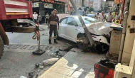 Çarpışan otomobiller iş yerlerine çarparak durabildi: 1 yaralı