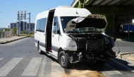 Yolcu minibüsü ile hafif ticari araç çarpıştı: 10 yaralı