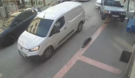 Kazaya karışan iki araç savrularak iş yerlerinin duvarına çarptı: 1 yaralı