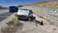 Kontrolden çıkan Fiat Tofaş otomobil duvara çarptı: 2 yaralı