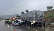 Otomobil park halindeki tıra çarptı: 1 ölü, 2 yaralı