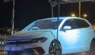 Otomobil köprü üzerinde bariyerlere çarptı: 1 yaralı
