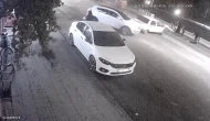 Otomobil, yaya geçidinde duran araca böyle çarptı: 2 yaralı