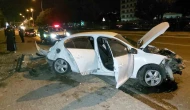 Ağaca çarpan otomobil hurdaya döndü: 1 yaralı
