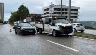 Kamyonet ile otomobil çarpıştı: 3 yaralı