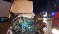 Kamyonet park halindeki tıra çarptı: 1 ölü, 1 yaralı