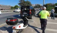 Motosiklet hafif ticari araca çarptı: 2 yaralı