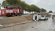 Yoldan çıkan minibüs iki araca çarparak devrildi