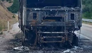 Seyir halindeki çekici alevlere teslim oldu