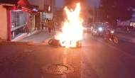 Seyir halindeki motosiklet yandı