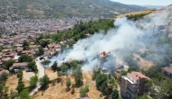 Boş arazide çıkan yangın evlere sıçramadan söndürüldü