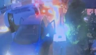 Zincirleme kazada yan yatan otomobilin altında kalmaktan son anda kurtuldu