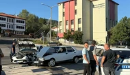2 otomobil kafa kafaya çarpıştı