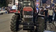 Alkollü traktör sürücüsü 3 araca çarparak durabildi