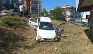 İki otomobil çarpışınca araç yoldan çıktı: 1 yaralı