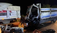 Çorum’da kamyon tıra çarptı: Araçta sıkışan sürücü ağır yaralandı