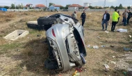 Düğün konvoyundaki otomobil tarlaya yuvarlandı: 2 yaralı
