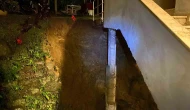 İstinat duvarı çöktü, 3 katlı ev tahliye edildi