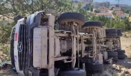 Devrilen beton mikseri sürücüsü yaralandı