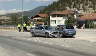 Otomobiller çarpıştı: 2’si çocuk 6 yaralı