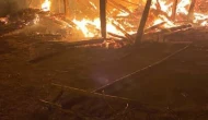 İki katlı ev ve ahır alevlere teslim oldu
