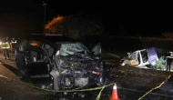 2 hafif ticari araç kafa kafaya çarpıştı: 1 ölü, 2 yaralı