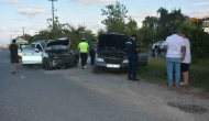 Kontrolden çıkan otomobil, polis otosuna çarptı: 2 yaralı