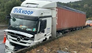 Tır bariyerlere çarptı: 1 yaralı
