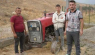 Traktörün tekerliği patladı, jant üzerinde orman ekiplerine su taşıdılar