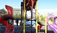 Vandallar çocuk oyun parkını yaktı