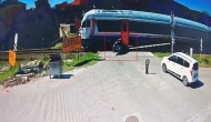 Yolcu treni hemzemin geçitte motosiklete çarptı