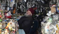 72 yaşındaki elektrik ustası, 25 yıldır biriktirdiği malzemelerle dükkanını adeta müzeye çevirdi