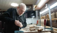 Ailesinin asırlık sanatını evinin kilerinde yaşatıyor: Ayetleri ahşaba ilmek ilmek işliyor