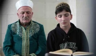 Aynı kubbe altında iki nesil: Hafız oğul mukabele okuyor, imam hatip baba namaz kıldırıyor