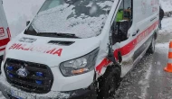 Ambulans ile otomobil çarpıştı: 3 kişi yaralandı