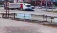 Tırın otomobili önüne katıp sürüklediği kaza kamerada
