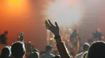 Rüyada Konsere Gitmek Ne Anlama Gelir? Kalabalık ve Müzik Detayı Dikkat Çekiyor!