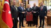 Devlet Bahçeli’ye Çorum FK Forması Hediye Edildi