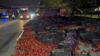 10 Ton Kapya Biber Taşıyan Kamyon Devrildi: 2 Yaralı