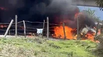 Lastiği patlatan tır köprüden uçarak alev topuna döndü
