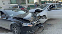 Otomobiller çarpıştı: 3 yaralı