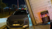 Tır Dorsesi Üç Araca Santimetrelerle Yaklaştı