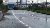 Dağdan kopan dev kaya yolu kapattı: Facianın eşiğinden dönüldü